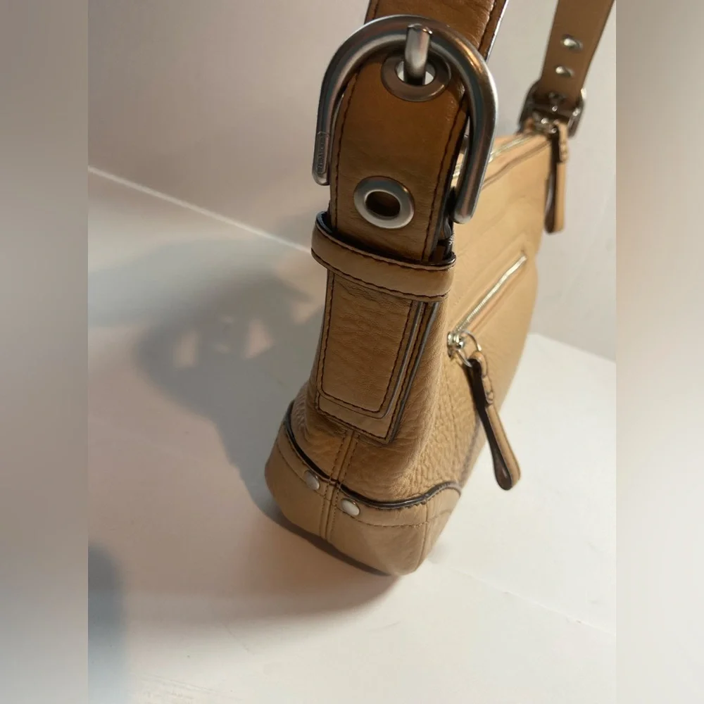 Coach~Vintage~Madison~Tan~Soft
Pebbled Leather~Shoulder Bag~Top Zipper Closure - Picture 9 of 14